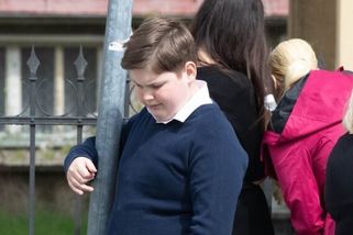 Všechny Koktovy děti na jednom snímku. Quentinovi mizí dětské rysy a mění se v pořádného fešáka