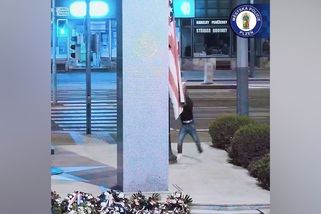 Vandal strhl vlajku z pomníku Díky, Ameriko! Pak vztyčil pravici - Novinky