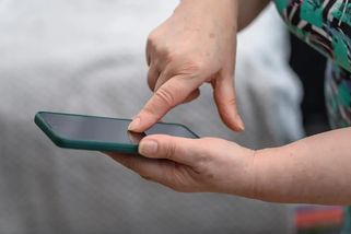 Všichni důchodci by si měli pořídit smartphone. „Nemůžeme kvůli jedné generaci brzdit digitalizaci celého Česka“