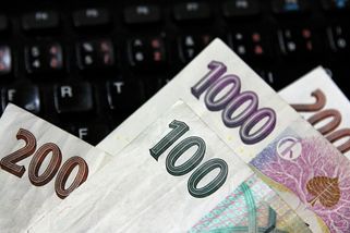 Mladá žena uvěřila falešným bankéřům. Místo záchrany peněz přišla o 430 tisíc - Novinky