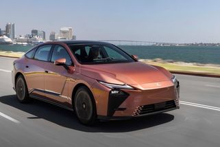 Nový Lexus ES je pojízdné wellness na kolech. Limuzína potěší pohodlím, rozmazlí výbavou a překvapí slevou skoro čtvrt milionu - Garáž.cz
