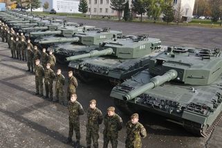 Armáda prožene leopardy po dálnici - Novinky