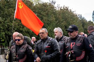 FOTO: Srpy a kladiva v centru Prahy. Příznivce Nočních vlků čekaly kontroverzní vlajky i pohrdání - Novinky