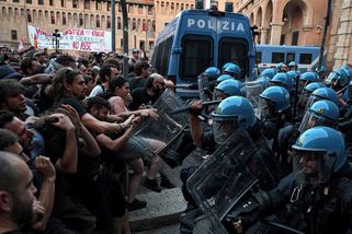 Boloňou zmítají násilné protesty po smrti Maročana, který nepřežil policejní zákrok - Novinky