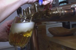 VIDEO: Pivo za nákupní cenu? Ostravská restaurace šla do rizika, nabízí ho za 36 korun a vyplácí se to