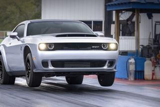 Labutí píseň osmiválce Hellcat je konečně tady. Dodge Challenger SRT Demon 170 má přes tisíc koní - Novinky