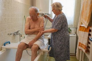 Koupací den, kterého se senior bojí. Jak při hygieně zachovat důstojnost - Médium.cz