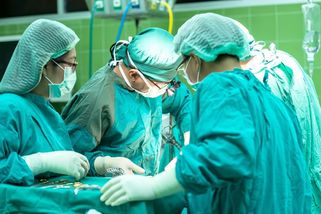 Rakovina tlustého střeva ohrožuje i čtyřicátníky. Lékaři vysvětlují, jak se projevuje a kdy se dá léčit - Česko živě - Články na Seznamu