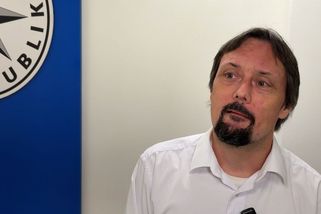 Ležela na zemi a ten člověk se nad ní skláněl. Muž popsal záchranu dívky, kterou chtěl znásilnit slídil - Novinky