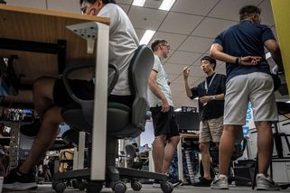 Nepříjemné pocity z obnažených mužských nohou. Tokio řeší nový dress code - Seznam Zprávy