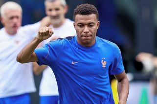 Fotbalistu Mbappého přistihli s vnadnou kráskou na jachtě. Herečka, nebo hvězda filmů pro dospělé? Tápají lidé