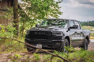 Obří pick-up RAM 1500 hlásí návrat osmiválce i v Česku. Stojí jako vybavený Kodiaq, na plnou nádrž potřebujete hypotéku - Garáž.cz