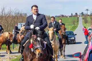 V Lukavci opět líbali kříž s Ježíšem. Tradiční akce se opakuje více než čtyři sta let - Novinky