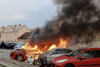 Dodávka vzplála na parkovišti v Praze, chytla od ní auta kolem - Novinky