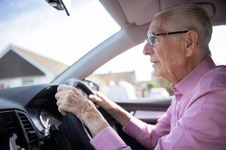 Starší řidiči a nové prohlídky: Část lidí chce přísnější pravidla, jiní odmítají věkové limity