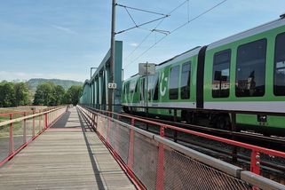 Břehy Děčína nově propojuje lávka pro pěší a cyklisty, zavěšená je na železničním mostu - Novinky
