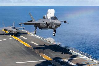 Uniklé záběry ukazují havárii americké stíhačky F-35 v Jihočínském moři - Seznam Zprávy