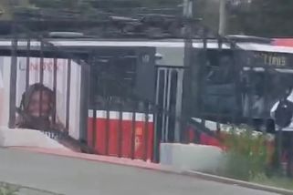 Kvůli frajeřině mladík riskoval jízdu na tramvaji, marně se pak snažil schovat za balíky slámy
