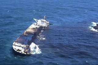 Ománské pobřeží zasáhla ropná skvrna. Pochází z tankeru ruské stínové flotily - Novinky