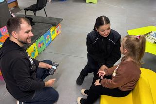 „Vezmi mě s sebou, bojím se,“ šeptala mu. Anička zemřela pod troskami, Čech teď v Oděse zachraňuje další děti - Novinky