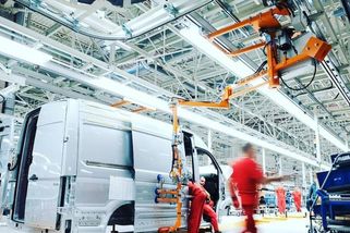 Vedli obří projekty, teď je čeká vyhazov. Automobilky škrtají manažery „jako šílené“