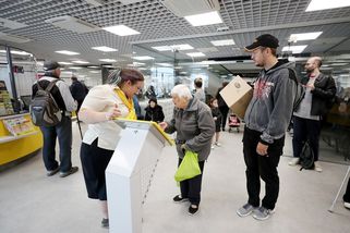 Poplatek za výběr důchodů na poště podraží. Penzisté zaplatí dvojnásobek