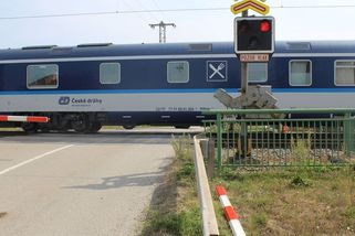 Řidička u Přerova autem přerazila závoru, aby unikla střetu s vlakem - Novinky