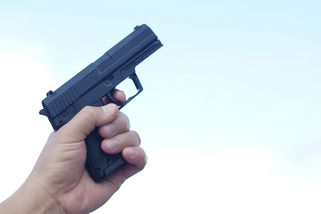 Bezprecedentní rozhodnutí soudu: Členům AfD může být zakázáno vlastnit zbraně - Echo24.cz