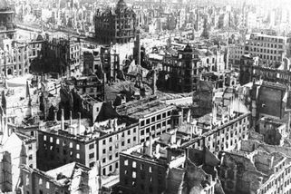 O bombardování Drážďan požádalo spojence velení Rudé armády - Médium.cz