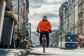 Jízda po chodníku? Neobviňujme cyklisty, že se snaží uniknout smrti pod koly aut - Médium.cz