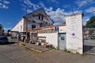 Česká firma chce v pražských Cholupicích vyrábět komponenty do kulometů. Místní se bouří - Novinky