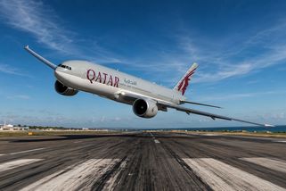Centimetry od katastrofy. Boeing 777 proletěl těsně nad ranvejí, pilot může přijít o licenci