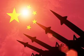 Peking masivně zbrojí. Satelitní snímky odhalily stovky nových podzemních sil pro jaderné rakety