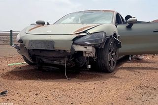 Řidička svěřila řízení autonomnímu systému, auto poslal do vzduchu
