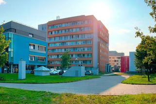 Šílené řádění v Nemocnici Jihlava: Žena napadá pacienty i personál. Policie jezdí několikrát denně