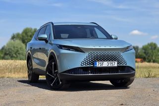 Nová Omoda 7 se na trhu ani neohřála a už zlevňuje. Vyzkoušeli jsme, jak jezdí