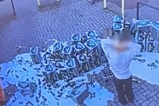 A basy s pivem letěly na zem. Nešťastníkův první den v práci zachytila kamera - Novinky
