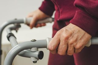 Muž napadl v Plzni na parkovišti seniora s chodítkem. Důchodce útočníka dostihl autem - Novinky