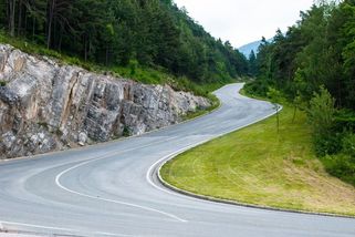 Kraje nedostanou čtyři miliardy na opravu silnic? Obce by mohly přidat z toho, co jim leží na účtech - Médium.cz
