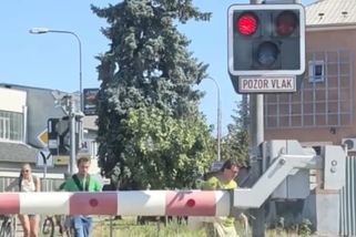 VIDEO: Šílenost na přejezdu v Olomouci. Lidé nehleděli na závory ani na červenou