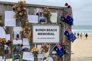 Obviněný ze zastřelení 15 lidí na Bondi Beach čelí 19 novým obviněním - Seznam Zprávy