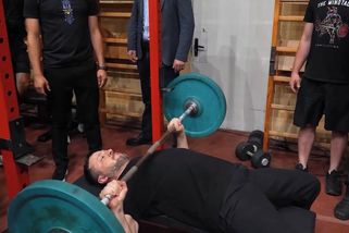 Zelenskyj si zastřílel lukem, zvedal činky a zahrál si ping pong - Novinky
