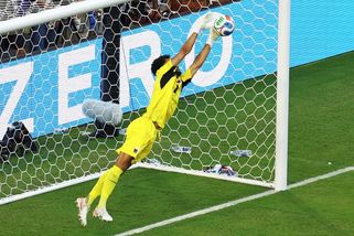 MS fotbal | Brankář Kapverd mučil šampiony. Udělal víc kliček než Ronaldo, získal další miliony fanoušků - Sport.cz