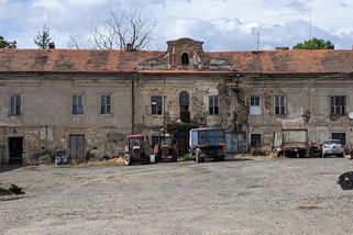 Policejní pomníček: Tříletého Románka našli zavražděného ve starém gauči, pachatel stále uniká - Médium.cz