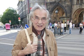 Oldřich Kaiser prodal svou roubenku a utekl za hranice. V Rakousku žije se ženou, která netušila, že je slavný