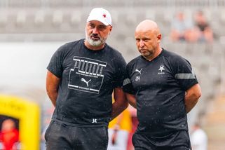 Myslel si, že na něj řve fanoušek. Houštecký se u postranní čáry pohádal s Tourém
