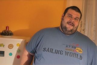 Morbidně obézní Tomáš váží šílených 265 kilo. Když leží, tak se dusí a hrozí mu smrt