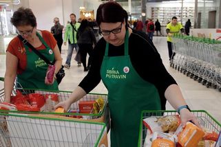 Každý třetí Čech dobrovolničí, ročně darují 23 miliard - Novinky