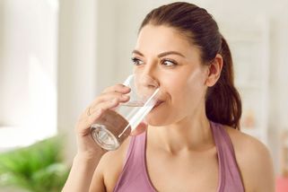 Bez vody to nejde. 7 signálů, že jí pijete nebezpečně málo - Proženy.cz