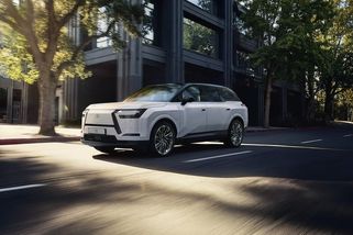 Lexus představuje nové šestimístné SUV TZ